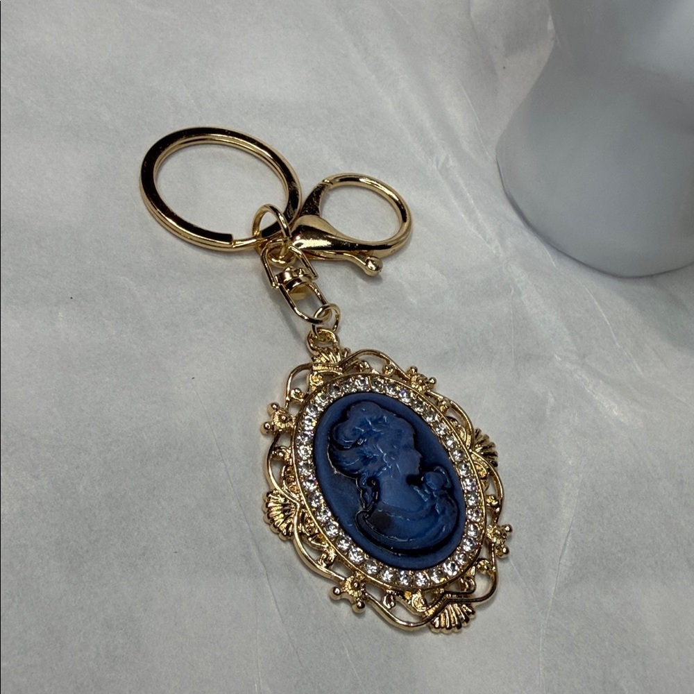 Gold-Plated Blue Cameo Keychain - Elegant Women's Key & Card Holder - Picture 3 of 3